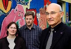 Voor hun protest tegen gsm-masten kregen Christa Verhaegen en Philip De Wilde de steun van professor Victor Moshchalkov (rechts).Johan Van Cutsem
