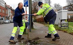 De dagenlange zoektocht naar het mysterieuze waterlek in het centrum van stad blijkt nu de laatste opdracht van de manschappen van het Stedelijk Waterbedrijf te zijn geweest. David Stockman<br>