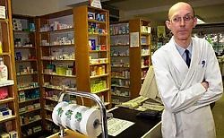 Paul Vannes in 2001, met achter hem het briefje op de toonbank. 'In al die jaren is er geen enkele klacht tegen mij ingediend', zegt hij.Marc Herremans