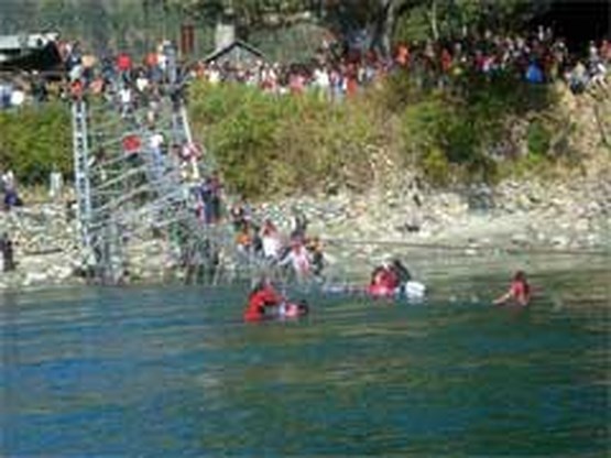 Tientallen mensen vermist na instorten brug Nepal 