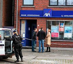 Vier gewapende en gemaskerde mannen overvielen gisterenmorgen het AXA-kantoor. Koen Fasseur <br>