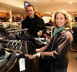Liesbeth Kersjes en Frederik Leys uit Landegem trokken naar Bulté in Waarschoot voor de koopjes.<br>