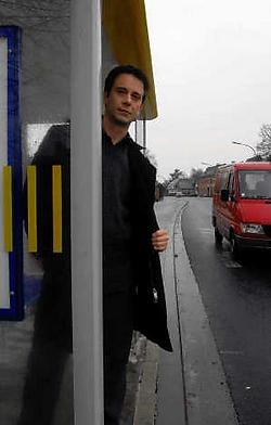 CD&V-raadslid Bart Ottoy aan een van de gevaarlijke bushokjes in de Stationsstraat: 'Ik hou mijn hart vast als er een auto van de weg geraakt.' Carol Verstraete
