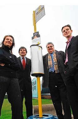 Op de foto vlnr de Tieltse schepen Els De Rammelaere, directeur Luc De Man van De Lijn, de Pitemse burgemeester Ivan Delaere en kabinetsadviseur mobiliteit Simon Bekaert. Frank Meurisse<br>