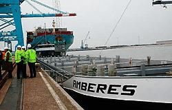 Het estuaire schip Amberes verliet gisteren voor de eerste keer de Zeebrugse haven met een lading containers. <br> Norbert Minne<br>
