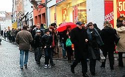 Er heerste gisteren een gezellige drukte op de eerste koopjesdag maar handelaars verwachten morgen pas de grote massa. Norbert Minne <br>