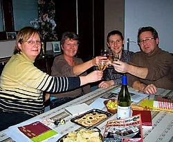 Voorzitter Stany Schamp, Chris Jungbluth, Pim Petereyns en de vroegere ondervoorzitter Marie-Jeanne Potvin <br>brachten samen al een toast uit op het nieuwe jaar. Op de foto ontbreekt Bart De Bock, ook bestuurslid van het feestcomité. Guy Van Den Bossche