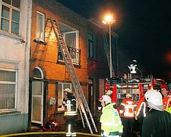 De brandweer kon voorkomen dat het vuur naar de aanpalende woningen in de Raamstraat oversloeg. Vacas<br>