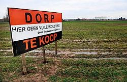 Borden met een veelzeggende slogan ventileren het Beverse protest tegen de geplande nieuwe bedrijvenzone in het noorden van de deelgemeente.Stefaan Beel<br>