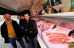Bart Smissaert (links), voorzitter van het marktcomité in Harelbeke, mocht vishandelaar David Schietgat verwelkomen als eerste gastkramer op de donderdagmarkt. Patrick Holderbeke