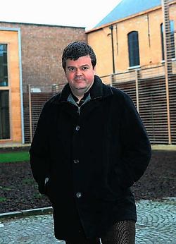 Burgemeester Somers voor het onafgewerkte Cultuurcentrum. Eddy Van Ranst<br>