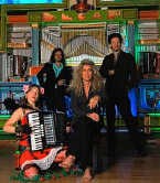 Guido Belcanto, Vitalski, Lady Angelina en Martin Jansen zijn in de ban van het orgel.<br> ingezonden beeld