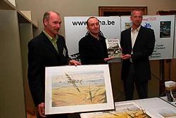 Cynrik De Decker en Peter Celis schreven een boek over oorlogspiloot Remy Van Lierde, die 39 vliegende bommen neerhaalde. Nog op de foto Kurt Basslé die luchtvaartschilderijen maakt.Eddy Vuylsteke