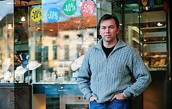 Johan Bruyneel: 'De grootste fout die we met Armstrong maakten, was dat we zijn voorbereiding geheim hielden. Niemand zag hoe hij zich afbeulde in de bergen en zes keer na mekaar Alpe d'Huez opreed. Zo ontstonden die verdachtmakingen.' Stefaan Beel<br>