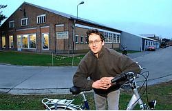 Fietsenhandelaar Vanhoutte uit Sijsele is erg tevreden over de vijf jaar in een oud-legergebouw.<br> Michel Vanneuville