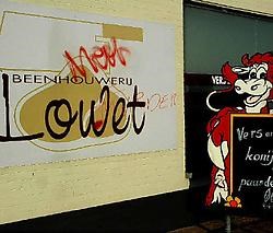 De gevel van beenhouwerij Lowet in Munsterbilzen werd beklad met het woord 'murder'. De eigenaar kon de verf niet volledig afwassen. Gert Devocht