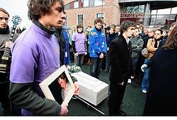 Voor het altaar prijkten zijn gitaar en de beker van de jeugdraad, twee grote passies van Jasper Van Laere.