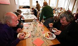 Zo'n 700kansarmen kregen een feestmaaltijd aangeboden. Frederiek<br> Vande Velde