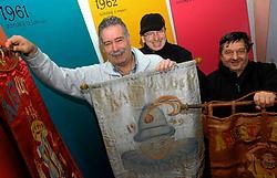 Mario Van Den Berghe, Patrick Janssens en Rony Den Herder: 'We tonen onder meer een hele reeks vlaggen uit de beginperiode van de Aalsterse carnavalsstoet.' Carol Verstraete