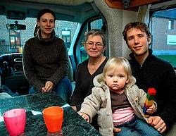 Barbara Kok, oma Chris Goris, Benjamin Goyvaerts en Yasmina kamperen in een mobilhome voor de Freinetschool. Gert Devocht