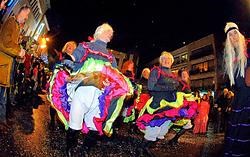 De kabouterkies, een van de opgemerkte groepen in optocht, bedekten Ronse onder de confetti.