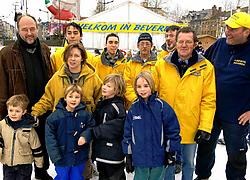 Flo Morreel uit Bornem, op de foto met onder meer broertjes Max en Jop en mama Pascal, was de 16.712de schaatser en werd overladen met cadeautjes. Paul De Malsche
