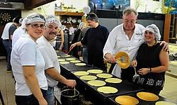 Zo'n zestig vrijwilligers van harmonie De Verenigde Vrienden bakten de afgelopen dagen ongeveer 28.000pannenkoeken. Stefaan Beel