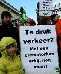 Zo'n twintig buurtbewoners protesteren tegen de komst van een crematorium. Peter Maenhoudt<br>