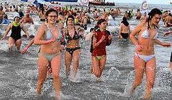 Een bonte bende waagt zich aan een duik in de koude Noordzee.epa<br>
