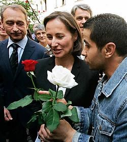 De burgemeester van Parijs, Bertrand Delanoë (links) en de gewezen presidentskandidate Ségolène Royal (midden), zijn allebei kandidaat om de Franse socialistische partij te leiden.ap<br>
