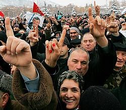 Betogers in Tbilisi vormen het cijfer één, het kandidaatsnummer van oppositieleider Levan Gatsjetsjiladze.afp<br>
