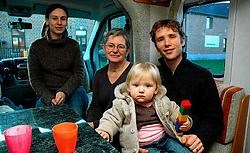 Barbara Kok, Chris Goris, Benjamin Goyvaerts en Yasmina kamperen in een kampeerwagen om een plaats in de Freinetschool in Alken te bemachtigen. Gert Devocht<br>