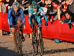 Sven Nys (links) kon pas in de slotfase afstand nemen van Bart Wellens. 'In de vijfde ronde hield Bart een test op de loopstrook', zei Nys. 'Hij liep zo hard als Kim Gevaert, maar ik kon mee. Oké, dacht ik. Dit overleef ik dus ook in de laatste ronde.'pho