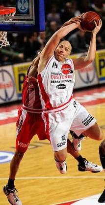 Greg Brunner van Oostende probeert ondanks stevig weerwerk een korf te scoren. De kustploeg haalde het nipt bij Charleroi. belga<br>