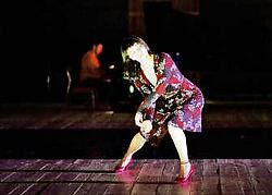 In 'Zeitung' krijgen de dansers veel ruimte voor improvisatie.Rosas <br>