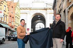 Patrick Vandenbussche en Geert Ingelaere hangen de zwarte vlag uit om te protesteren tegen de werken in hun straat. <br>Bart <br>Vandenbroucke<br>