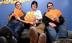 Liesbet Hauspie, Lies Vandamme en Jasper Decru van het 100 dagen-feestcomité en jeugdcentrum DieZie zetten de schouders onder het studentenfeest van morgen. Frank Meurisse