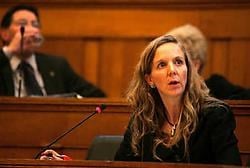 Gedeputeerde Hilde Bruggeman verduidelijkte wat de deputatie bedoelde met de 'neutraliteit' in de personeelscode: 'Personeelsleden moeten zich in de uitoefening van hun dienst onthouden van (..) aanstootgevende houding, kledij en taalgebruik tegenover ied