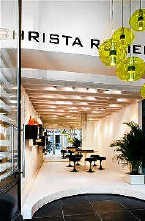 De Reniers-winkel is strak gestileerd ingericht.rr