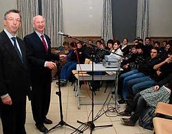 De leerlingen waren enthousiast over de voordracht van voormalig astronaut Dirk Frimout (rechts van directeur Albert Gosseye). Eddy Vuylsteke