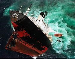 De Erika brak op 12 december 1999 voor de kust van Bretagne in tweeën. De schipbreuk leidde tot een van de grootste olierampen in Frankrijk: 400 kilometer kust raakte vervuild, minstens 150.000 zeevogels kwamen om.afp<br>