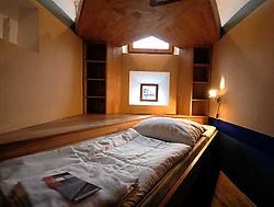 Wie 's avonds in bed goed luistert, hoort altijd wel wat. Dit bed staat in een cel van een voormalige gevangenis in Slovenië, die werd omgebouwd tot een hip hotel. Photo News<br>