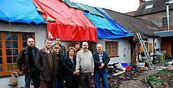 Het steuncomité samen met het getroffen echtpaar Eric De Roeck en Francine De Smet.<br> Eddy Vuylsteke