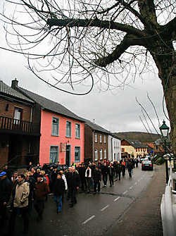 Ongeveer 250 Voerenaars stapten mee van Teuven naar het klooster van buurgemeente Wittem, waar zij samen een eucharistieviering bijwoonden. <br>Mine Dalemans<br>