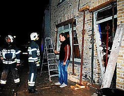 De brandweer moest de gevel stutten. Het huis is zo goed als onbewoonbaar. Isabelle Vanhassel