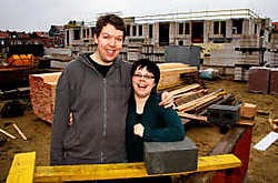 Tom Andries en Kizzy Claes zijn blij met hun nieuwe huis aan de Centrale Werkplaatsen. Johan Van Cutsem