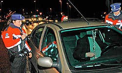 Aspirant hoofdinspecteur Stijn Bekaert en inspecteur Melissa Van Steenkiste tijdens de controleactie. Guy Van Den Bossche