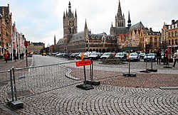 De borden staan er maar het tijdelijk verkeersreglement is nog niet aangepast. Wie weet nog wat mag en wat niet mag? Bart Vandenbroucke