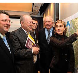 Een historische foto: de burgemeesters Dirk Bisschop van Damme, Patrick Moenaert van Brugge en Leopold Lippens van Knokke-Heist scharen zich samen met minister Crevits achter het nieuwe traject. <br>Michel Vanneuville