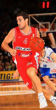 Charleroi-guard Roel Moors lanceert een nieuwe tegenaanval. De Spirous wonnen de streekderby tegen Bergen met ruime cijfers. photo news